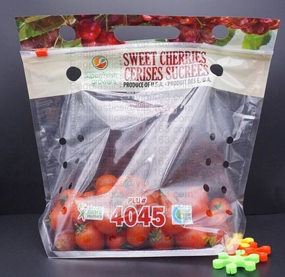Los bolsos del embalaje de la fruta para las verduras del plátano de las uvas se colocan encima de bolsos plásticos de la comida, se levantan el bolso de la cremallera