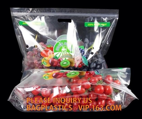 Los bolsos del embalaje de la fruta para las verduras del plátano de las uvas se colocan encima de bolsos plásticos de la comida, se levantan el bolso de la cremallera