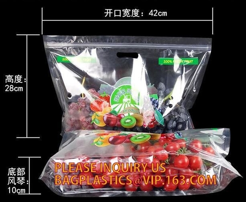 Los bolsos del embalaje de la fruta para las verduras del plátano de las uvas se colocan encima de bolsos plásticos de la comida, se levantan el bolso de la cremallera