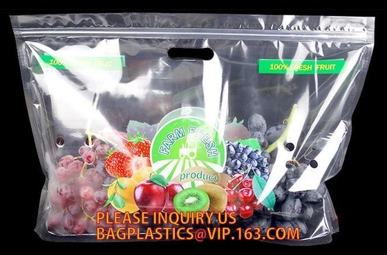 Los bolsos del embalaje de la fruta para las verduras del plátano de las uvas se colocan encima de bolsos plásticos de la comida, se levantan el bolso de la cremallera