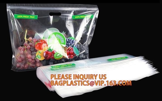 Los bolsos del embalaje de la fruta para las verduras del plátano de las uvas se colocan encima de bolsos plásticos de la comida, se levantan el bolso de la cremallera