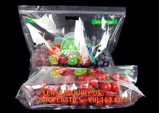 Los bolsos del embalaje de la fruta para las verduras del plátano de las uvas se colocan encima de bolsos plásticos de la comida, se levantan el bolso de la cremallera