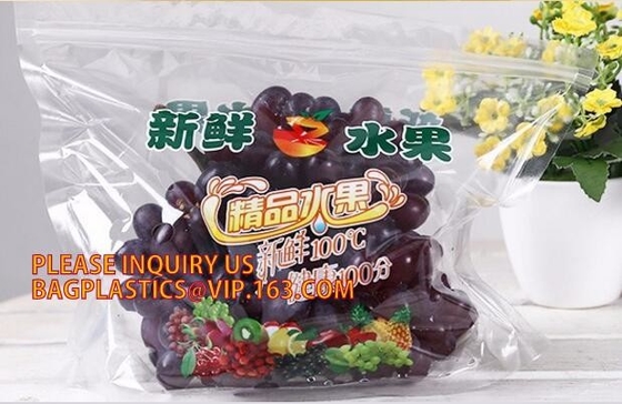 Los bolsos del embalaje de la fruta para las verduras del plátano de las uvas se colocan encima de bolsos plásticos de la comida, se levantan el bolso de la cremallera