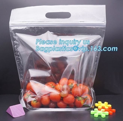 Los bolsos del embalaje de la fruta para las verduras del plátano de las uvas se colocan encima de bolsos plásticos de la comida, se levantan el bolso de la cremallera