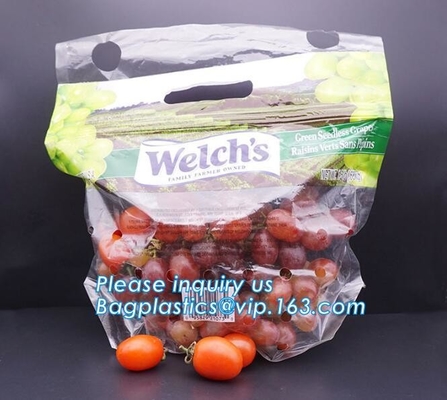 Los bolsos del embalaje de la fruta para las verduras del plátano de las uvas se colocan encima de bolsos plásticos de la comida, se levantan el bolso de la cremallera