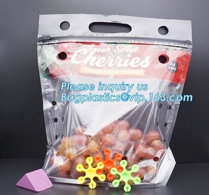 Los bolsos del embalaje de la fruta para las verduras del plátano de las uvas se colocan encima de bolsos plásticos de la comida, se levantan el bolso de la cremallera