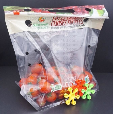 Los bolsos del embalaje de la fruta para las verduras del plátano de las uvas se colocan encima de bolsos plásticos de la comida, se levantan el bolso de la cremallera