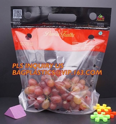 Los bolsos del embalaje de la fruta para las verduras del plátano de las uvas se colocan encima de bolsos plásticos de la comida, se levantan el bolso de la cremallera