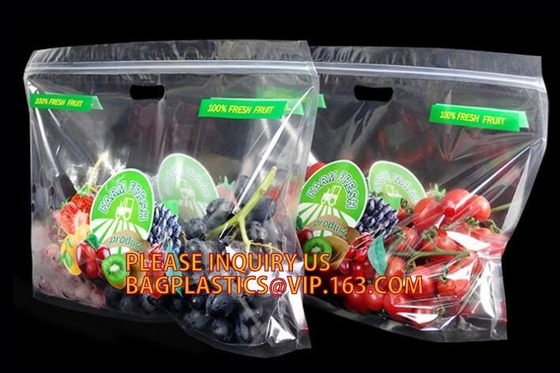 Los bolsos del embalaje de la fruta para las verduras del plátano de las uvas se colocan encima de bolsos plásticos de la comida, se levantan el bolso de la cremallera