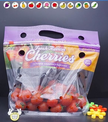 Los bolsos del embalaje de la fruta para las verduras del plátano de las uvas se colocan encima de bolsos plásticos de la comida, se levantan el bolso de la cremallera