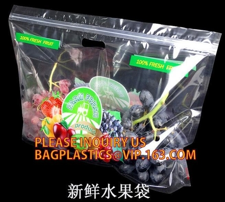 Los bolsos del embalaje de la fruta para las verduras del plátano de las uvas se colocan encima de bolsos plásticos de la comida, se levantan el bolso de la cremallera