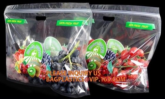 Los bolsos del embalaje de la fruta para las verduras del plátano de las uvas se colocan encima de bolsos plásticos de la comida, se levantan el bolso de la cremallera