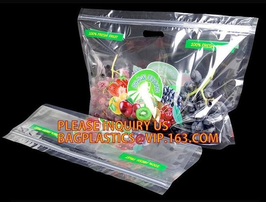 Los bolsos del embalaje de la fruta para las verduras del plátano de las uvas se colocan encima de bolsos plásticos de la comida, se levantan el bolso de la cremallera