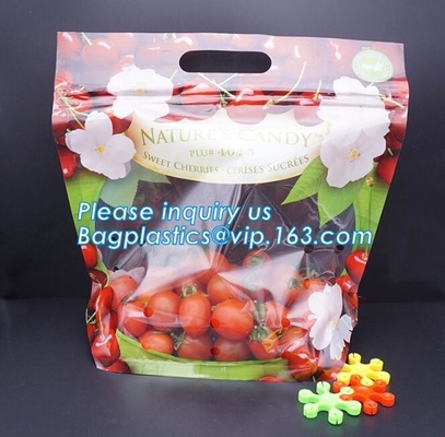 Los bolsos del embalaje de la fruta para las verduras del plátano de las uvas se colocan encima de bolsos plásticos de la comida, se levantan el bolso de la cremallera