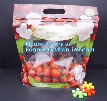 Los bolsos del embalaje de la fruta para las verduras del plátano de las uvas se colocan encima de bolsos plásticos de la comida, se levantan el bolso de la cremallera