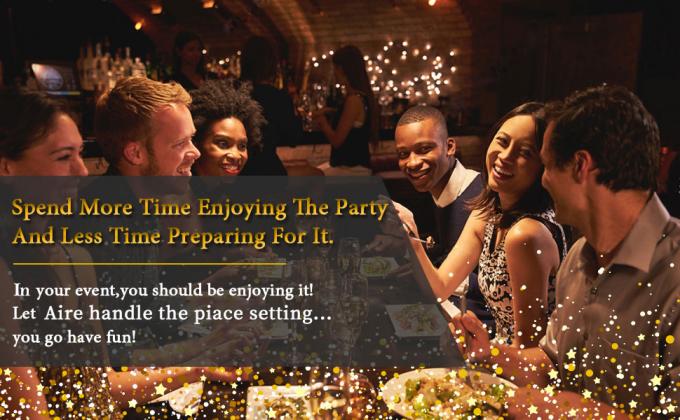 Las fuentes del partido platean, las tazas, las cucharas, bifurcación, las servilletas, sistema de cena, papel y sistema plástico del servicio de mesa, vajilla 0