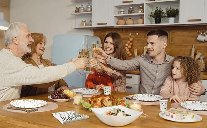 Las fuentes del partido platean, las tazas, las cucharas, bifurcación, las servilletas, sistema de cena, papel y sistema plástico del servicio de mesa, vajilla 1