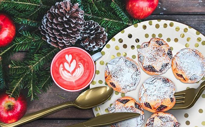 Las fuentes del partido platean, las tazas, las cucharas, bifurcación, las servilletas, sistema de cena, papel y sistema plástico del servicio de mesa, vajilla 2